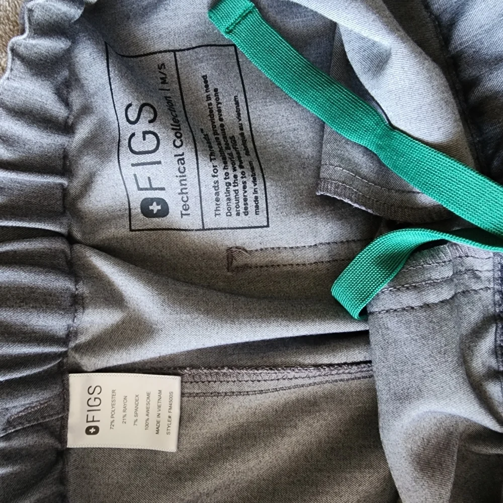 Figs Men's Grey V-Neck Scrub Set M | MS